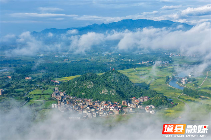 2026年7月10日，湖南省永州市道县清塘镇一带，错落村庄、连片农田与连绵群山在缥缈云雾间相映相融，勾勒出一幅秀美的乡村田园画卷。蒋克青