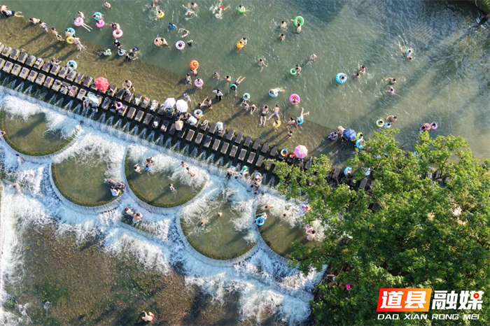 2026年7月12日，湖南省永州市道县梅花镇贵头村，人们在清清河水里休闲消暑享受清凉。近年来，道县坚守生态立县发展理念，扎实推进河长制落地见效，持续提升水源涵养水平，用心守护蓄水之“盆”，实现青山永驻、碧水长流、空气常新的生态愿景。