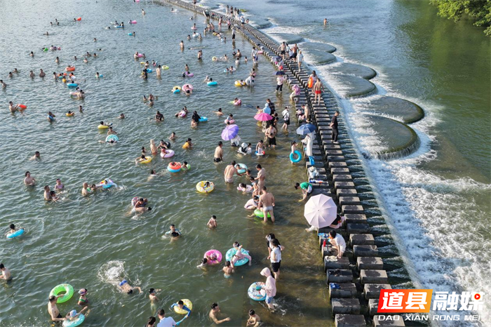 2026年7月12日，湖南省永州市道县梅花镇贵头村，人们在清清河水里休闲消暑享受清凉。近年来，道县坚守生态立县发展理念，扎实推进河长制落地见效，持续提升水源涵养水平，用心守护蓄水之“盆”，实现青山永驻、碧水长流、空气常新的生态愿景。