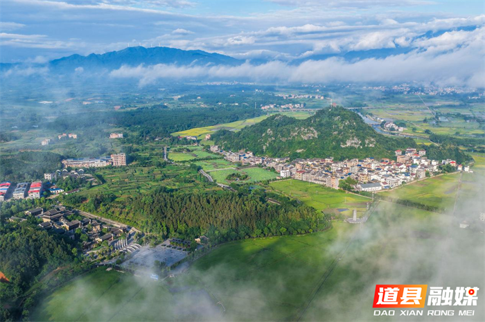 2026年7月10日，湖南省永州市道县清塘镇一带，错落村庄、连片农田与连绵群山在缥缈云雾间相映相融，勾勒出一幅秀美的乡村田园画卷。蒋克青
