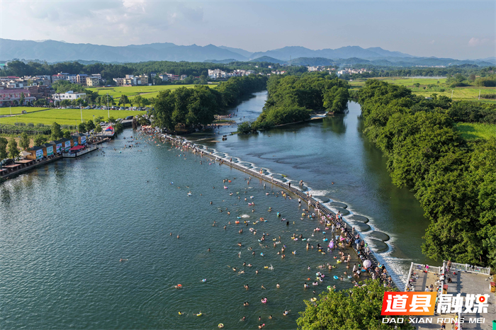 2026年7月12日，湖南省永州市道县梅花镇贵头村，人们在清清河水里休闲消暑享受清凉。近年来，道县坚守生态立县发展理念，扎实推进河长制落地见效，持续提升水源涵养水平，用心守护蓄水之“盆”，实现青山永驻、碧水长流、空气常新的生态愿景。