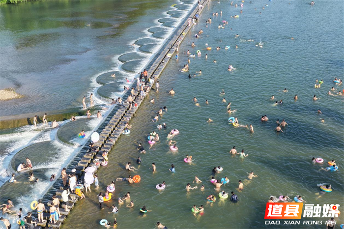 2026年7月12日，湖南省永州市道县梅花镇贵头村，人们在清清河水里休闲消暑享受清凉。近年来，道县坚守生态立县发展理念，扎实推进河长制落地见效，持续提升水源涵养水平，用心守护蓄水之“盆”，实现青山永驻、碧水长流、空气常新的生态愿景。