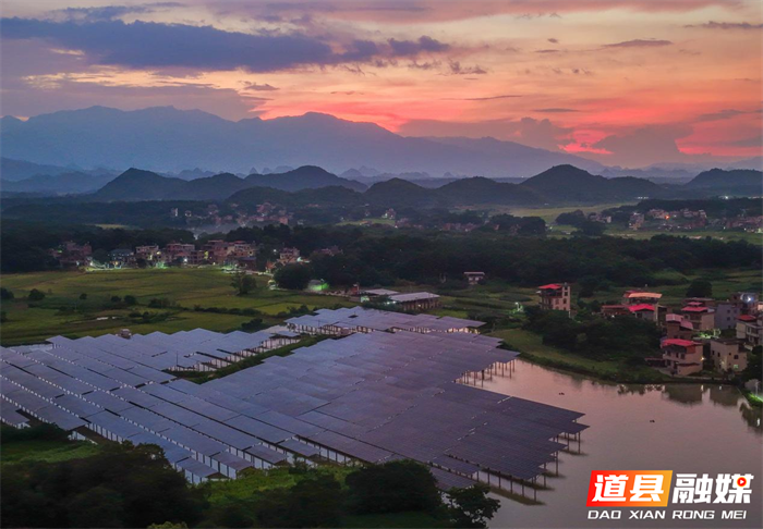 2026年7月13日，湖南省永州市道县祥霖铺镇胡家村，晚霞下的光伏电板与村庄、远山交相辉映，绘就秀美生态画卷。近年来，道县深挖水库空间优势，在水上布设光伏发电设备，水下发展特色水产养殖，大力推行渔光互补发展模式，拓宽群众增收致富路径。蒋克青摄