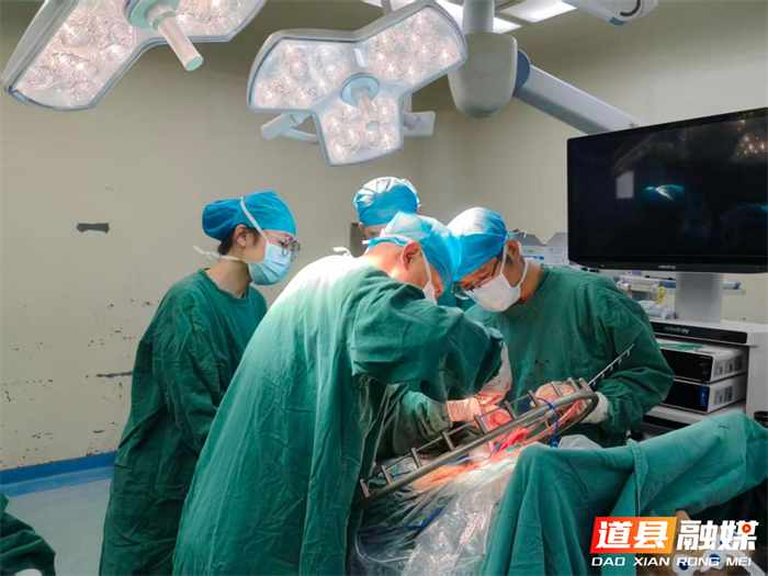 0715多学科协作攻坚克难！道县人民医院成功完成一例巨大肝肿瘤联合胆囊切除手术01_副本.png