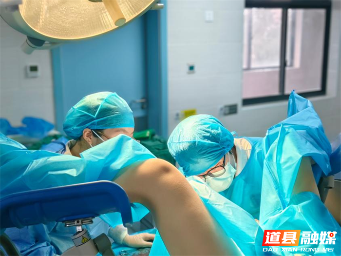 0720【锦旗故事】道县中医医院:当“巨大儿”遇上“产后大出血”,她们用双手托起母婴生命的重量02_副本.png 0720【锦旗故事】道县中医医院:当“巨大儿”遇上“产后大出血”,她们用双手托起母婴生命的重量02_副本.png