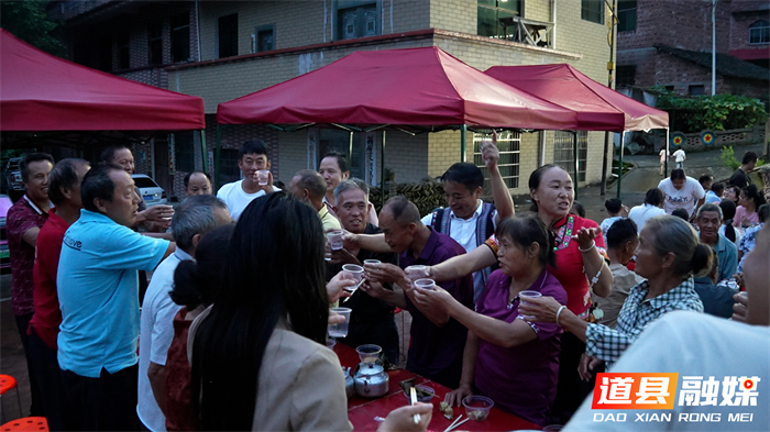 0720道县:六月六尝新庆丰收 瑶族长桌宴演绎民俗烟火02_副本.jpg 0720道县:六月六尝新庆丰收 瑶族长桌宴演绎民俗烟火02_副本.jpg
