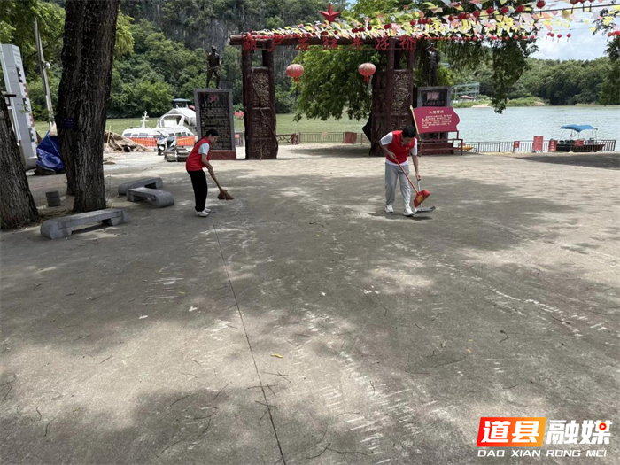 0720重庆大学“守征桥”实践团走进葫芦岩景区开展志愿服务02_副本.png 0720重庆大学“守征桥”实践团走进葫芦岩景区开展志愿服务02_副本.png