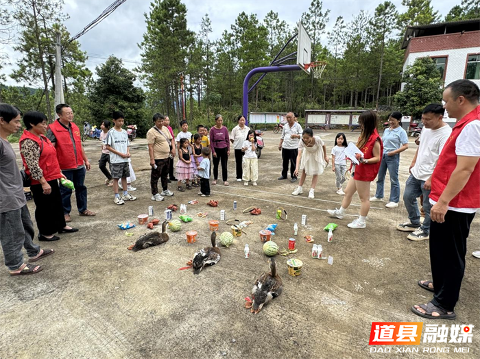 0731党群阵地搭平台 亲子同乐享暑期——道县洪塘营瑶族乡洞湖村开展暑期未成年人关爱亲子活动02_副本.png 0731党群阵地搭平台 亲子同乐享暑期——道县洪塘营瑶族乡洞湖村开展暑期未成年人关爱亲子活动02_副本.png