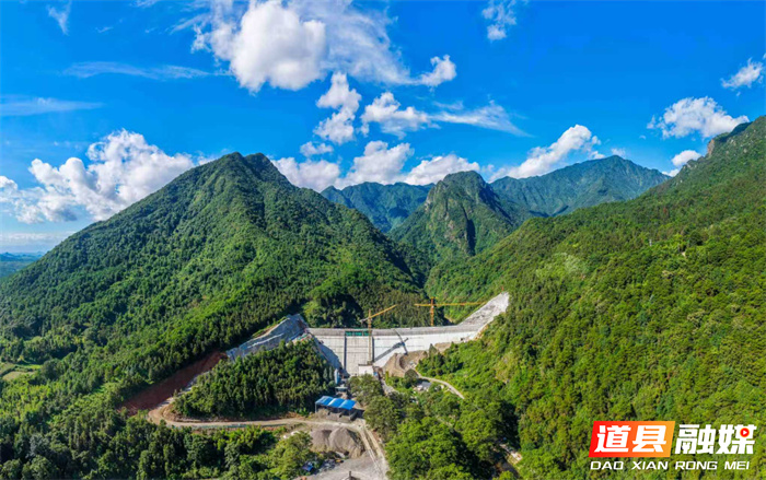 7月3日，永州市道县寿雁镇深田村，工人在干里水库大坝现场进行附属设施施工作业。目前水库大坝顺利封顶，为蓄水投用筑牢基础。该水库库容139.2万立方米，建成后可保障7142亩农田灌溉及群众饮水，护航粮食安全，助力乡村振兴。