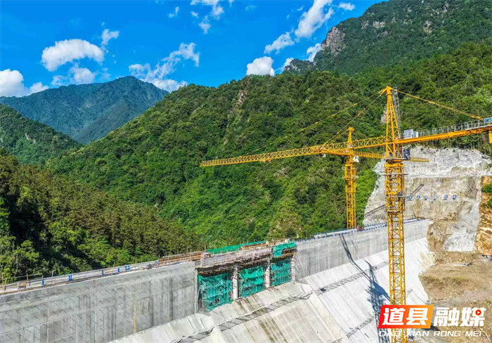 7月3日，永州市道县寿雁镇深田村，工人在干里水库大坝现场进行附属设施施工作业。目前水库大坝顺利封顶，为蓄水投用筑牢基础。该水库库容139.2万立方米，建成后可保障7142亩农田灌溉及群众饮水，护航粮食安全，助力乡村振兴。