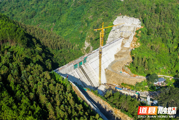 7月3日，永州市道县寿雁镇深田村，工人在干里水库大坝现场进行附属设施施工作业。目前水库大坝顺利封顶，为蓄水投用筑牢基础。该水库库容139.2万立方米，建成后可保障7142亩农田灌溉及群众饮水，护航粮食安全，助力乡村振兴。