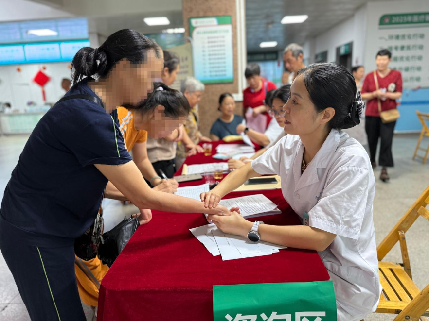 医疗服务提升年 | 道县人民医院开展三伏贴公益义诊活动