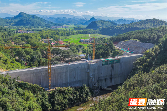 7月3日，永州市道县寿雁镇深田村，工人在干里水库大坝现场进行附属设施施工作业。目前水库大坝顺利封顶，为蓄水投用筑牢基础。该水库库容139.2万立方米，建成后可保障7142亩农田灌溉及群众饮水，护航粮食安全，助力乡村振兴。