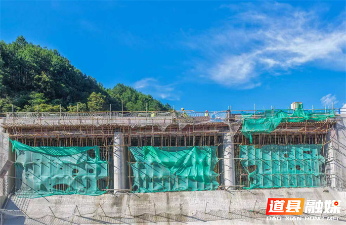 7月3日，永州市道县寿雁镇深田村，工人在干里水库大坝现场进行附属设施施工作业。目前水库大坝顺利封顶，为蓄水投用筑牢基础。该水库库容139.2万立方米，建成后可保障7142亩农田灌溉及群众饮水，护航粮食安全，助力乡村振兴。