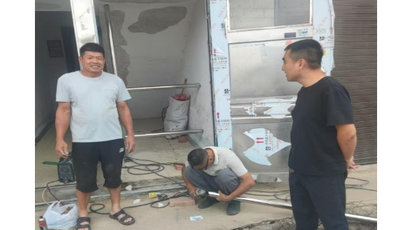 道县富塘街道：加装隔离栏杆 筑牢“生命防线”  ——整治电动车楼道违规停放难题