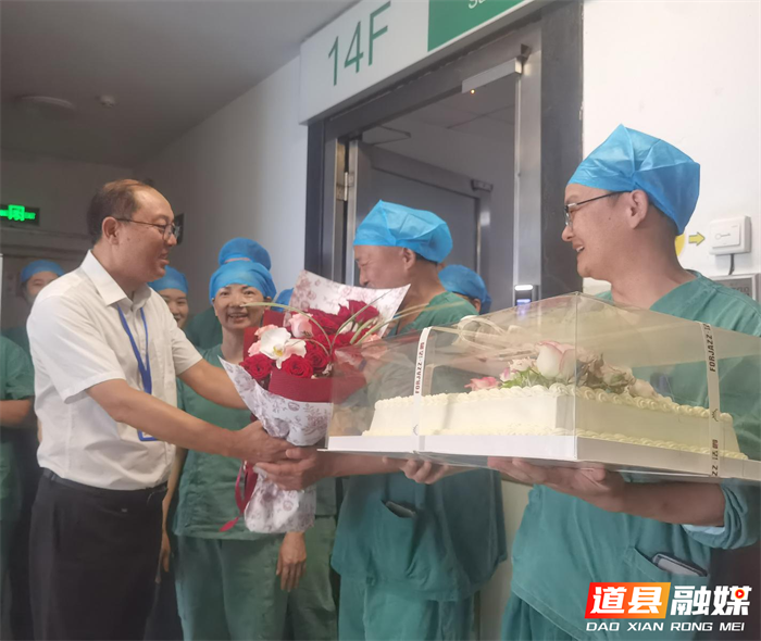 0820慰问暖医心 礼赞励前行 ——道县人民医院庆祝第九个中国医师节活动侧记01_副本1.png