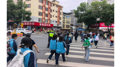 道县：交警站好“护学岗”  护航“开学季”