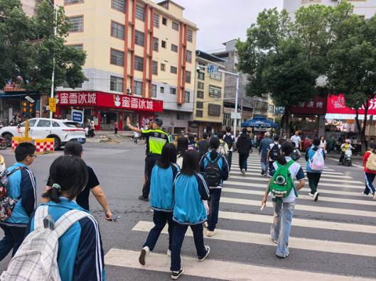 道县：交警站好“护学岗”  护航“开学季”