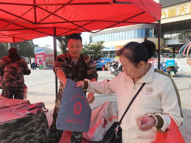 警钟长鸣护家国 道县国动办开展“11·1”警报试鸣与国防教育宣传活动