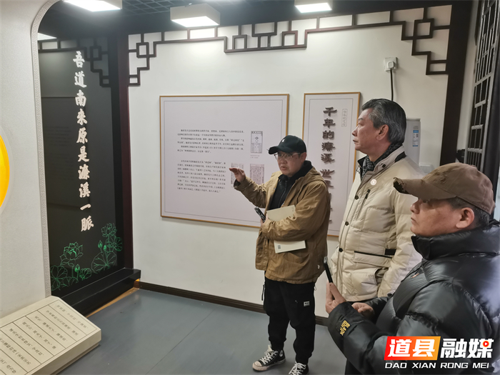 2图为广东游客在濂溪书院纪念馆参观_副本1.jpg 2图为广东游客在濂溪书院纪念馆参观_副本1.jpg