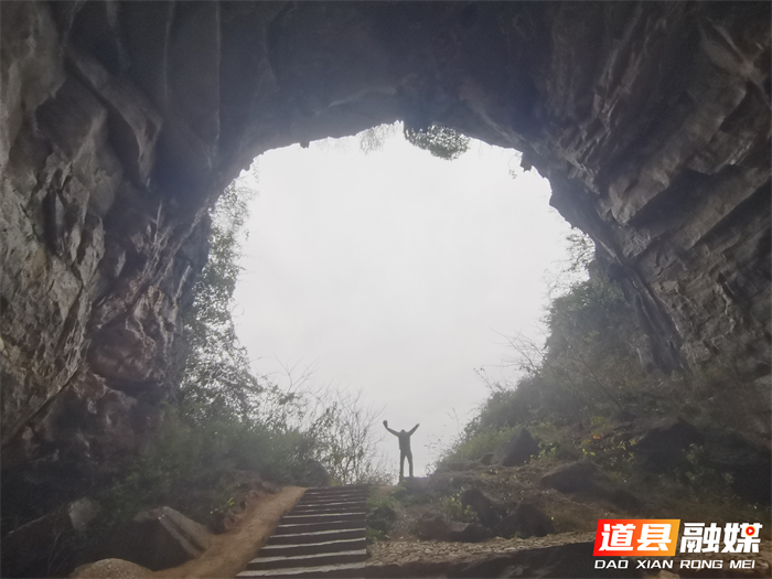 7图为广东游客在月岩溶洞打卡_副本1.jpg 7图为广东游客在月岩溶洞打卡_副本1.jpg