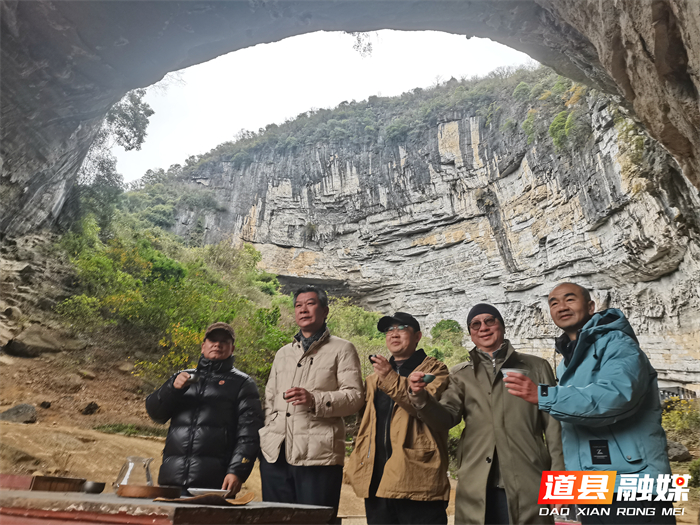5图为广东游客在月岩溶洞里煮茶论道赏月_副本1.jpg 5图为广东游客在月岩溶洞里煮茶论道赏月_副本1.jpg