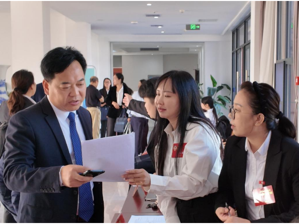 县政协委员向大会报到 道县正式进入“两会时间”