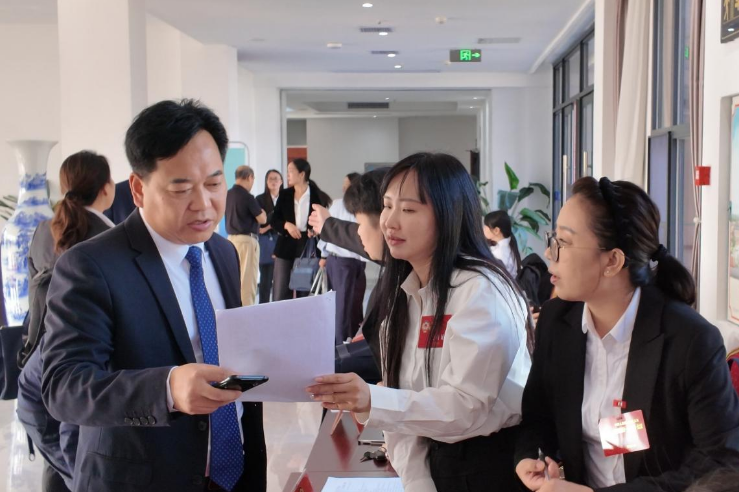 县政协委员向大会报到 道县正式进入“两会时间”