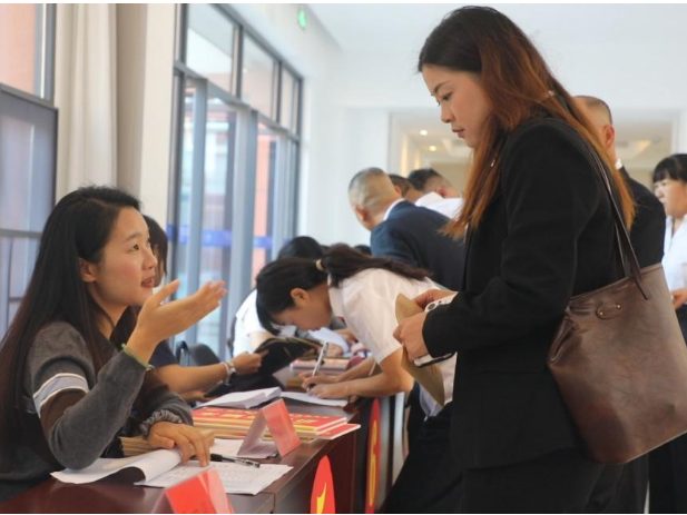 肩负重托赴盛会 县人大代表向大会报到