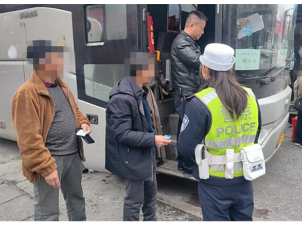 道县交警强宣传拧紧客运企业“安全阀”