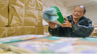 湖南道县：备教材 迎开学