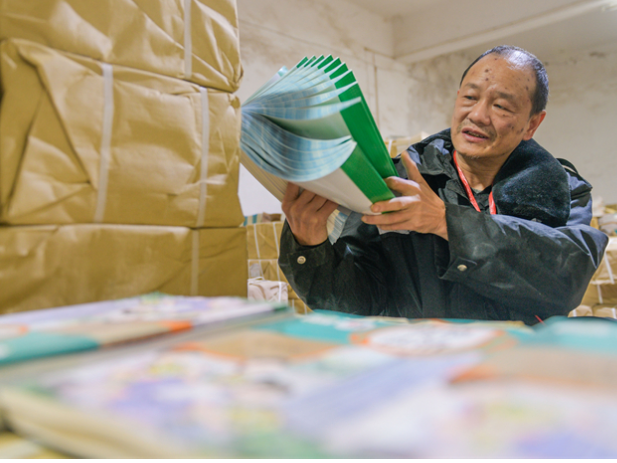 湖南道县：备教材 迎开学