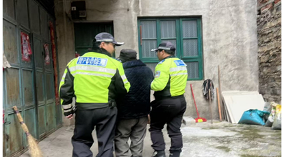 暖心！道县交警一路搀扶护送老人回家