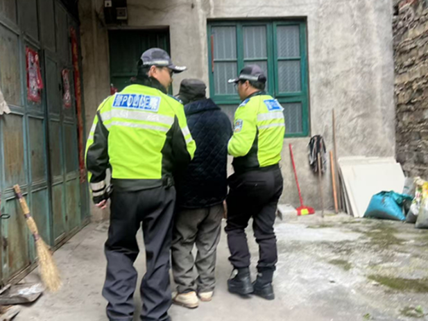 暖心！道县交警一路搀扶护送老人回家