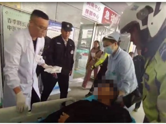 扫墓不慎割伤大腿 道县铁骑5分钟“狂飙”送医