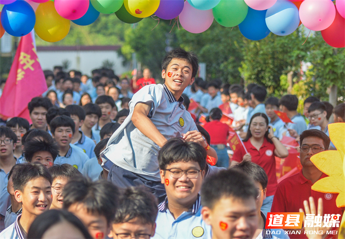 2026年6月17日,在湖南省永州市道县道州玉潭(东阳)学校中考送考仪式上,中考生触摸粽子,寓意“高中”。 (5)_20260617153910.jpg 2026年6月17日,在湖南省永州市道县道州玉潭(东阳)学校中考送考仪式上,中考生触摸粽子,寓意“高中”。 (5)_20260617153910.jpg