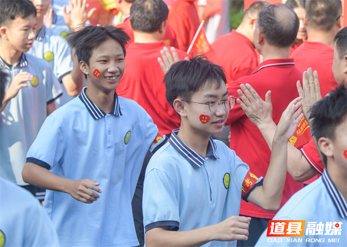 2026年6月17日,在湖南省永州市道县道州玉潭(东阳)学校中考送考仪式上,师生击掌加油。 (4)_20260617154032.jpg 2026年6月17日,在湖南省永州市道县道州玉潭(东阳)学校中考送考仪式上,师生击掌加油。 (4)_20260617154032.jpg
