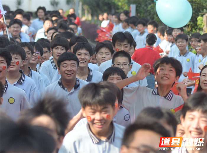 2026年6月17日,在湖南省永州市道县道州玉潭(东阳)学校中考送考仪式上,中考生经过“状元门”。 (1)_20260617153854.jpg 2026年6月17日,在湖南省永州市道县道州玉潭(东阳)学校中考送考仪式上,中考生经过“状元门”。 (1)_20260617153854.jpg