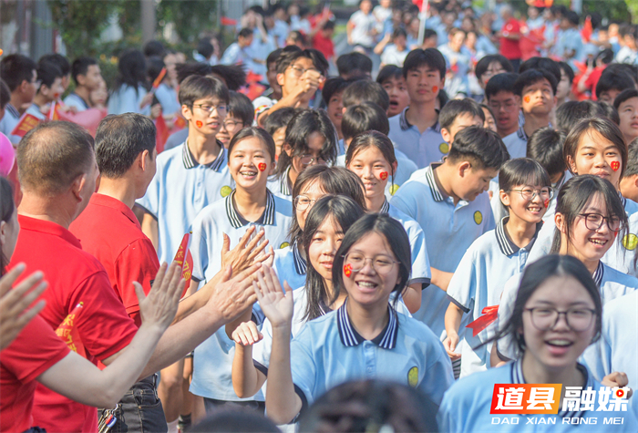 2026年6月17日,在湖南省永州市道县道州玉潭(东阳)学校中考送考仪式上,师生击掌加油。 (2)_20260617154022.jpg 2026年6月17日,在湖南省永州市道县道州玉潭(东阳)学校中考送考仪式上,师生击掌加油。 (2)_20260617154022.jpg