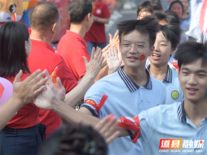 2026年6月17日,在湖南省永州市道县道州玉潭(东阳)学校中考送考仪式上,师生击掌加油。 (5)_20260617153956.jpg 2026年6月17日,在湖南省永州市道县道州玉潭(东阳)学校中考送考仪式上,师生击掌加油。 (5)_20260617153956.jpg