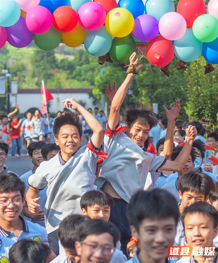 2026年6月17日,在湖南省永州市道县道州玉潭(东阳)学校中考送考仪式上,中考生触摸粽子,寓意“高中”。 (4)_20260617153921.jpg 2026年6月17日,在湖南省永州市道县道州玉潭(东阳)学校中考送考仪式上,中考生触摸粽子,寓意“高中”。 (4)_20260617153921.jpg