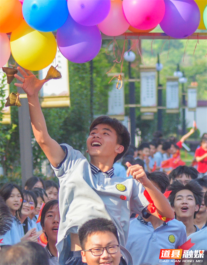 2026年6月17日,在湖南省永州市道县道州玉潭(东阳)学校中考送考仪式上,中考生触摸粽子,寓意“高中”。 (2)_20260617153932.jpg 2026年6月17日,在湖南省永州市道县道州玉潭(东阳)学校中考送考仪式上,中考生触摸粽子,寓意“高中”。 (2)_20260617153932.jpg