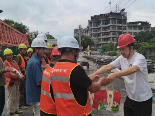 粽叶飘香迎端午，心系一线暖人心——道县住建局开展端午慰问活动