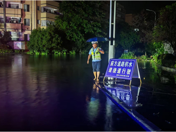 闻“汛”而动，向雨而行！道县公安交警全力防汛抢险