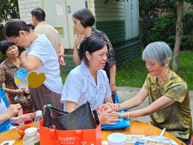 道县：一站式便民惠民志愿服务 传递温暖与关怀