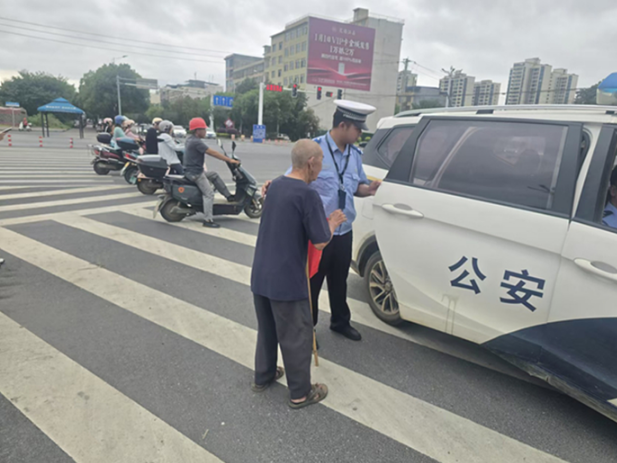 道县：九旬老人街头走失 执勤交警助其回家