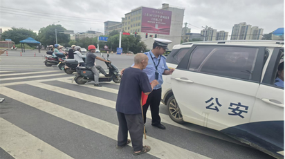 道县：九旬老人街头走失 执勤交警助其回家