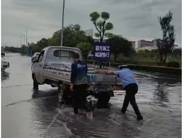 道县：车辆涉水抛锚 交警推车解困