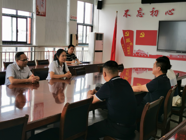 杨先萍带队开展教师节走访慰问活动