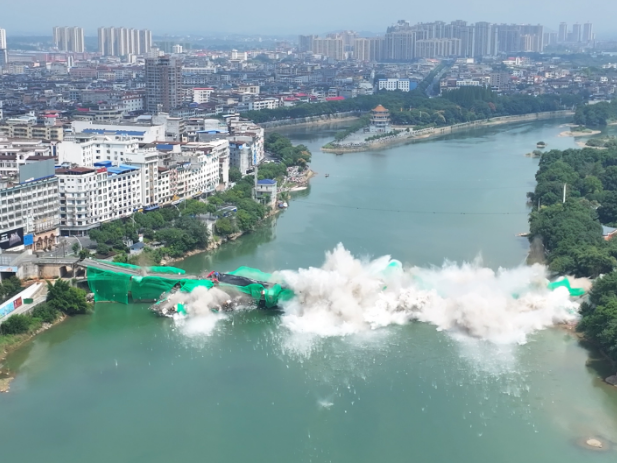 道县：潇水（上关）大桥成功爆破拆除 全新民生桥梁预计2028年通车